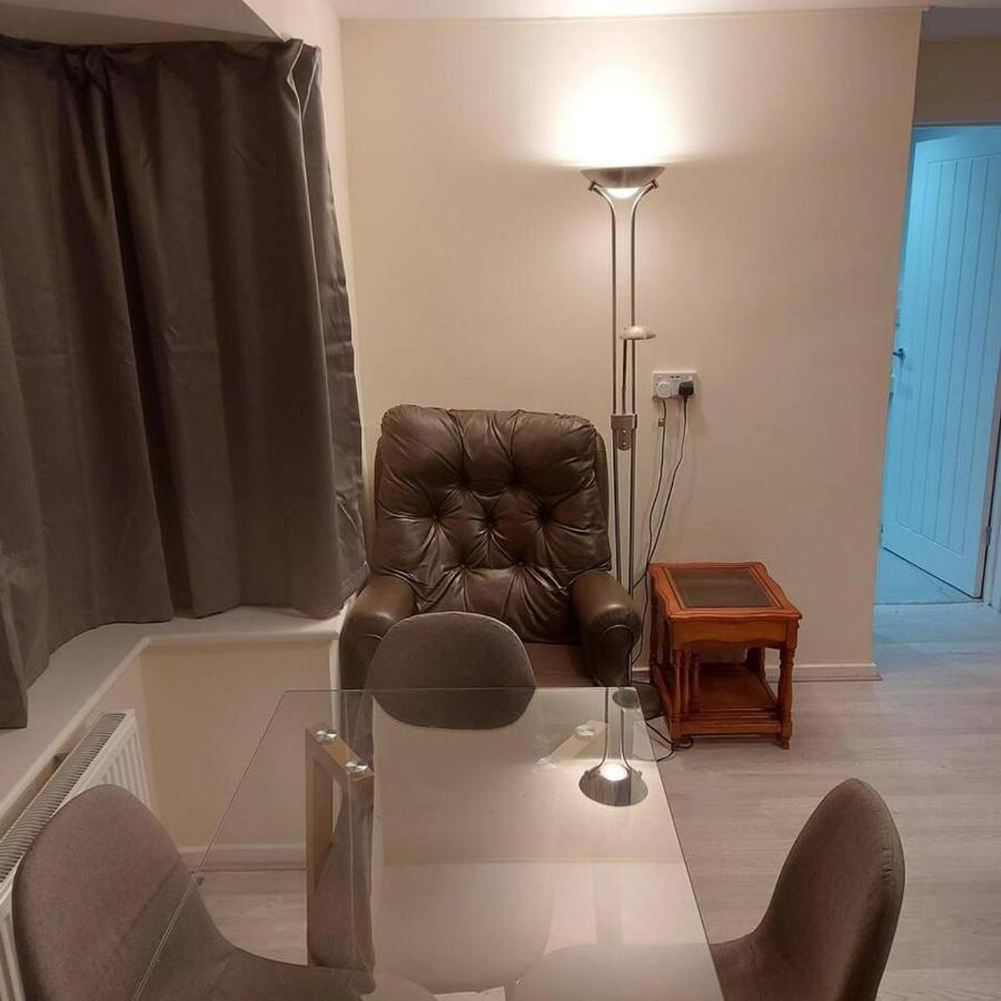 Lovely & Beautiful 2 Bed-Apartment In Borehamwood Exterior photo
