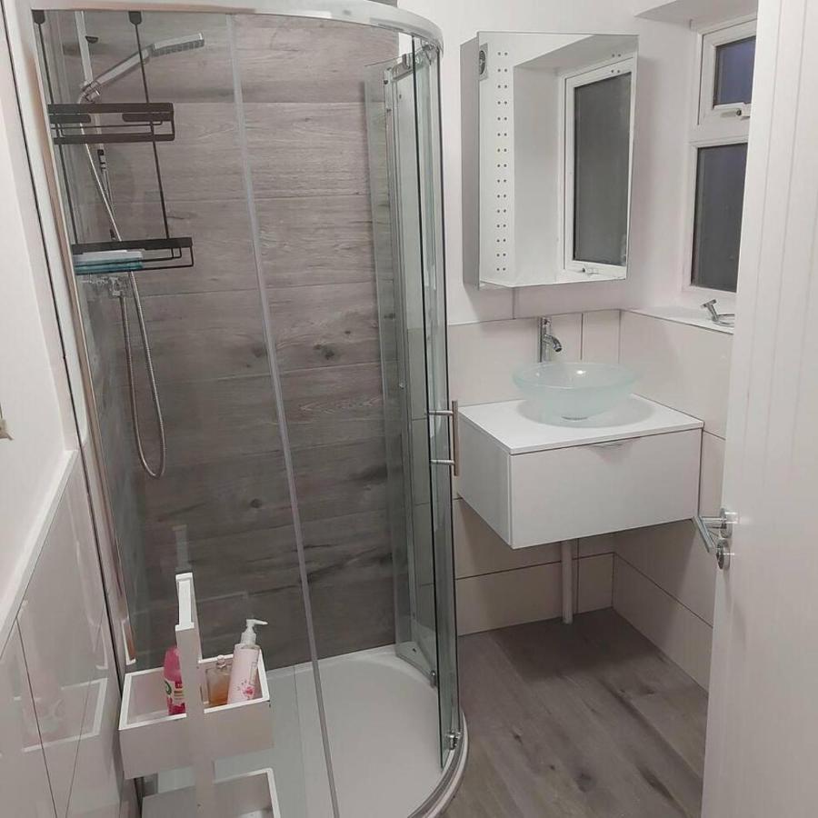 Lovely & Beautiful 2 Bed-Apartment In Borehamwood Exterior photo