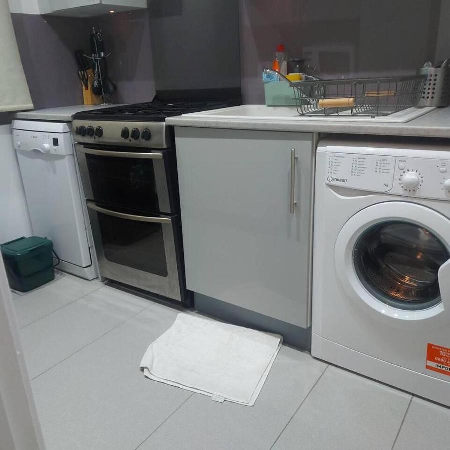 Lovely & Beautiful 2 Bed-Apartment In Borehamwood Exterior photo